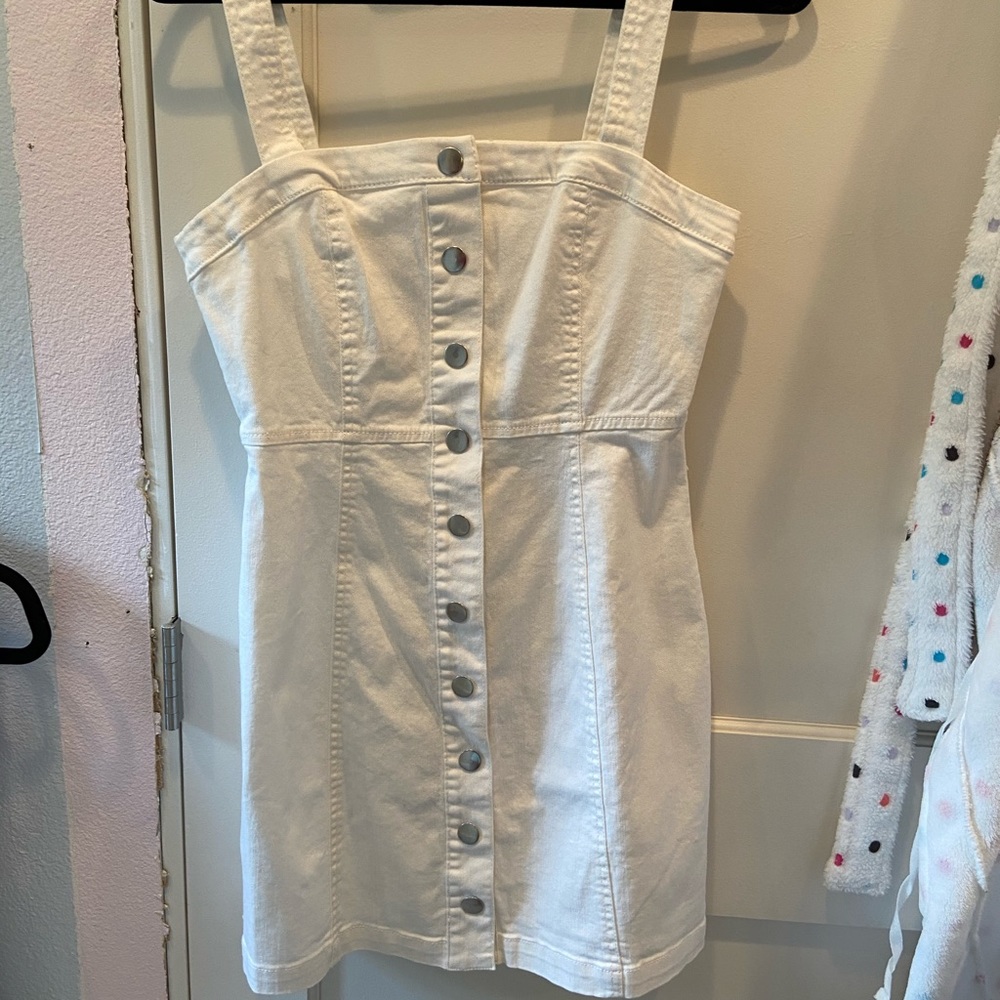 SUPER CUTE BUTTON UP DRESS!